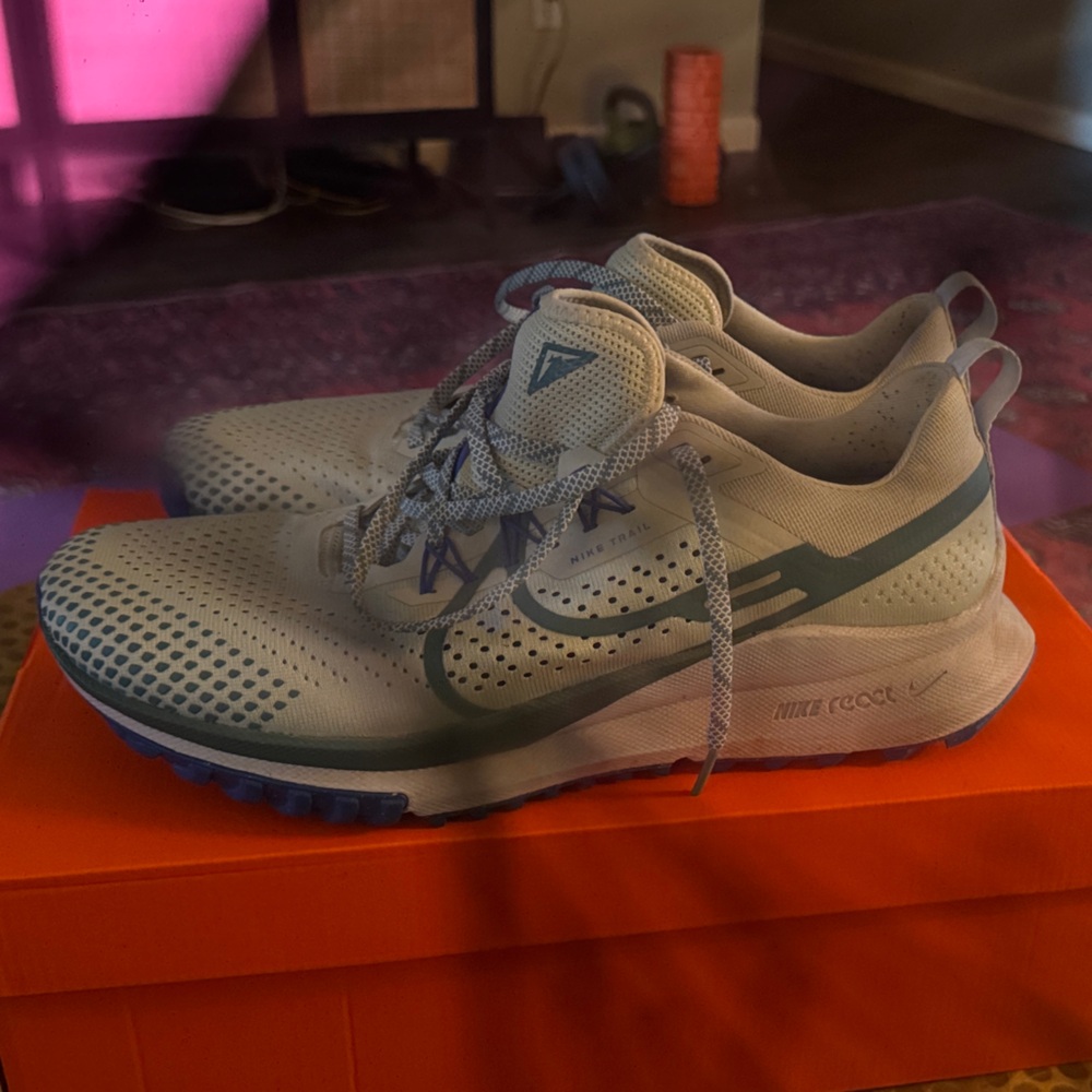 Nike Cream and Green Running Shoes 11.5 Men’s - Great Condition